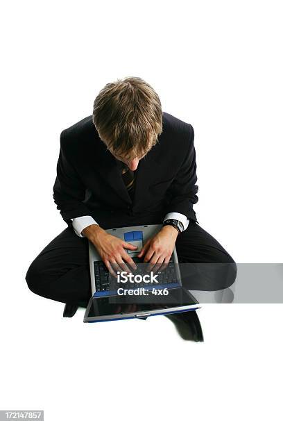 Un Hombre De Negocios Usando Una Computadora Portátil En La Foto de stock y más banco de imágenes de Adulto