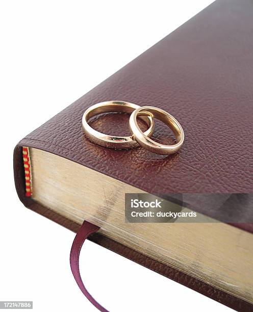 Biblijne Związku Małżeńskiego - zdjęcia stockowe i więcej obrazów Na krawędzi - Na krawędzi, Pierścień - Biżuteria, Złoto - metal