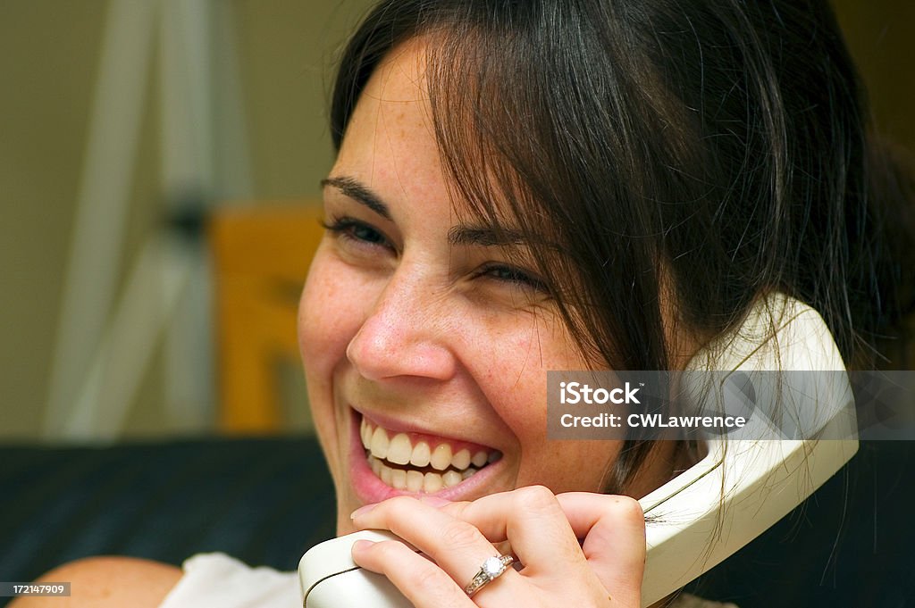 Mujer en el teléfono Sonriendo - Foto de stock de Teléfono con cable libre de derechos