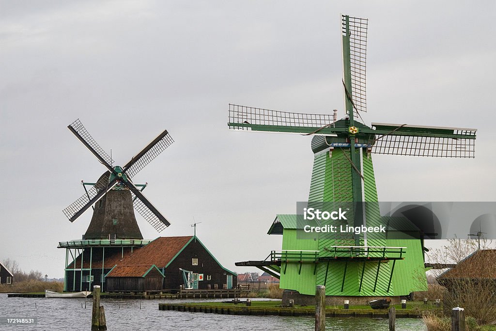 Tinta e VI Mills em Zaanse Schans - Royalty-free Admirar a Vista Foto de stock