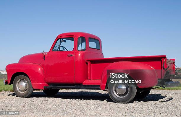 Foto de Old Caminhão Vermelho e mais fotos de stock de Caminhonete pickup - Caminhonete pickup, Estilo retrô, Fora De Moda - Estilo