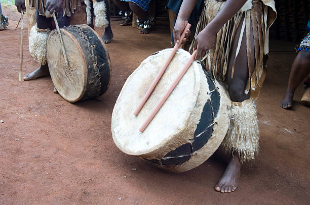 bateristas de zulu - zulu african descent africa dancing imagens e fotografias de stock