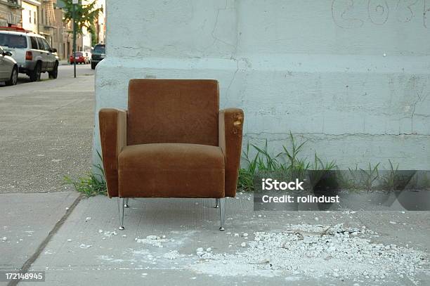 팔걸이 의자 굴절률은 Street 0명에 대한 스톡 사진 및 기타 이미지 - 0명, 가구, 갈색