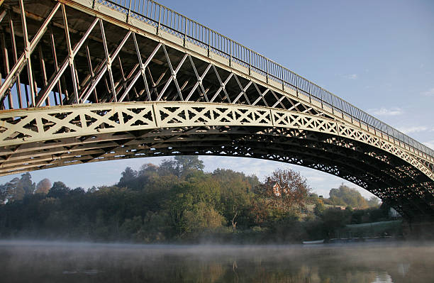 matin brumeux au pont mythe - bridge arch bridge tewkesbury triangle photos et images de collection