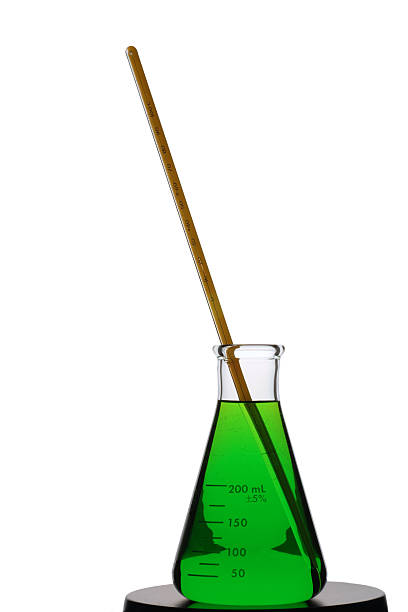 verde matraz de erlenmeyer con termómetro. aislado sobre blanco - beaker laboratory weight scale physics fotografías e imágenes de stock