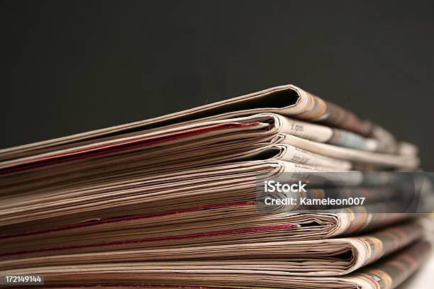 뉴스페이퍼 On 검정색 바탕 더미에 대한 스톡 사진 및 기타 이미지 - 더미, 신문, 클로즈업