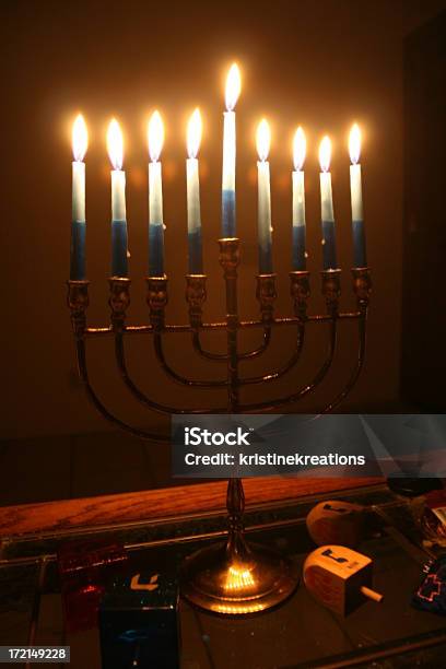 Menorah Di Flou - Fotografie stock e altre immagini di Bruciare - Bruciare, Candela - Attrezzatura per illuminazione, Composizione verticale