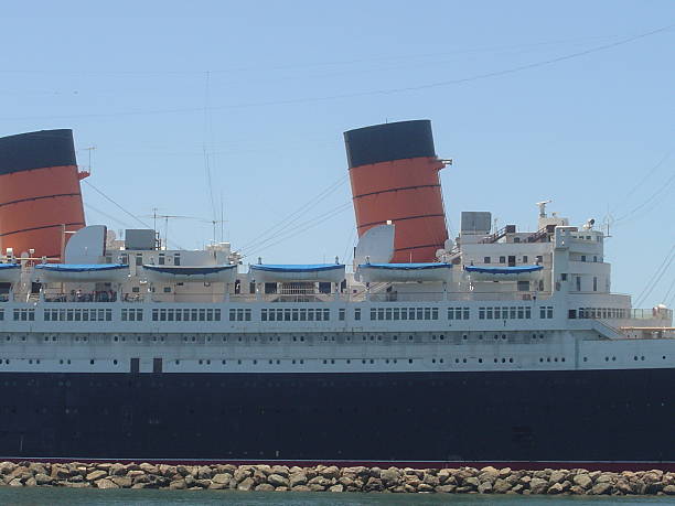 クイーンメアリー夕暮れロングビーチのクローズアップ - queen mary ストックフォトと画像