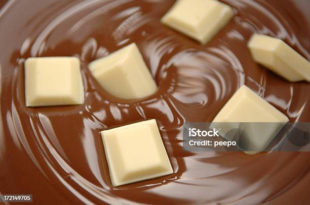Primo Piano Di Cioccolato Bianco Di Fusione Di Cioccolato Al Latte - Fotografie stock e altre immagini di Cioccolato bianco