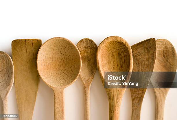 木製スプーンとベラキッチンユーテンシルフレームの国境にホワイト - 木製スプーンのストックフォトや画像を多数ご用意 - 木製スプーン, 白背景, お玉