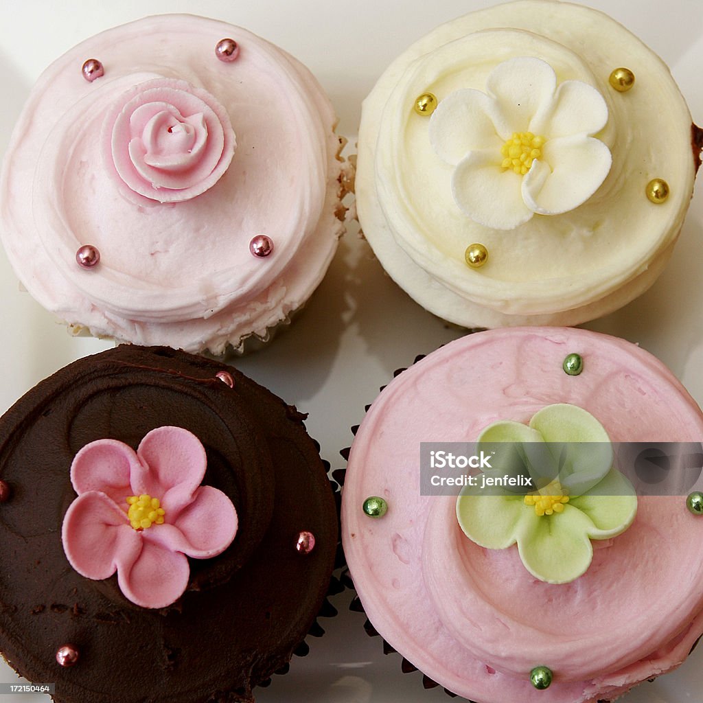 Quattro cupcakes - Foto stock royalty-free di Bianco