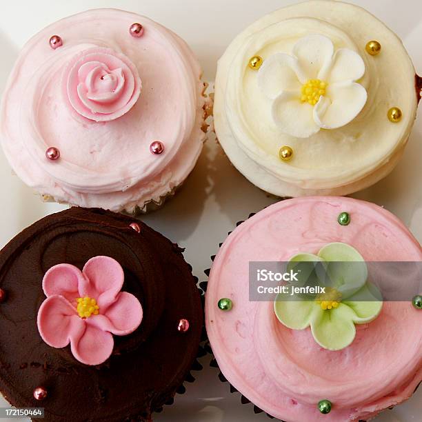 Quattro Cupcakes - Fotografie stock e altre immagini di Bianco - Bianco, Cibi e bevande, Cibo