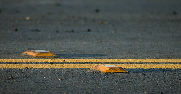 doubles lignes jaune - road marking road reflector road dividing line photos et images de collection