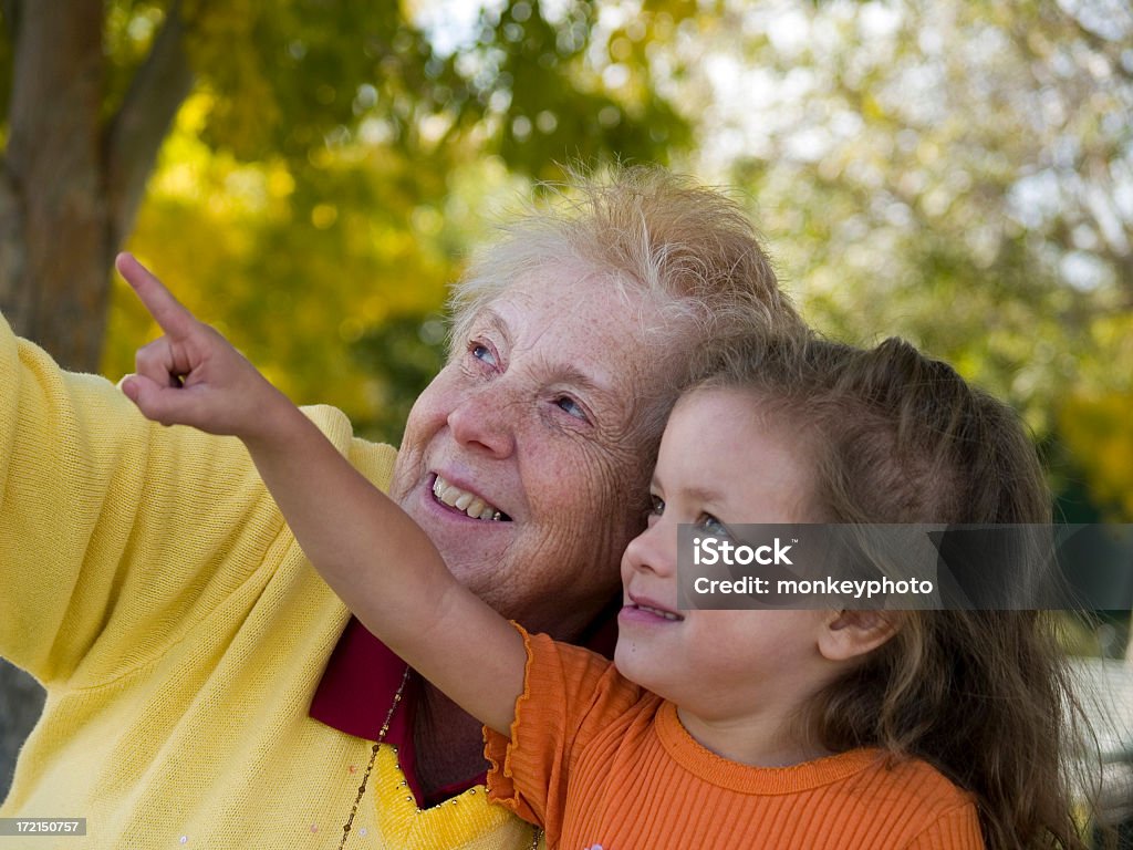 Nonna e Nipote femmina - Foto stock royalty-free di 70-79 anni