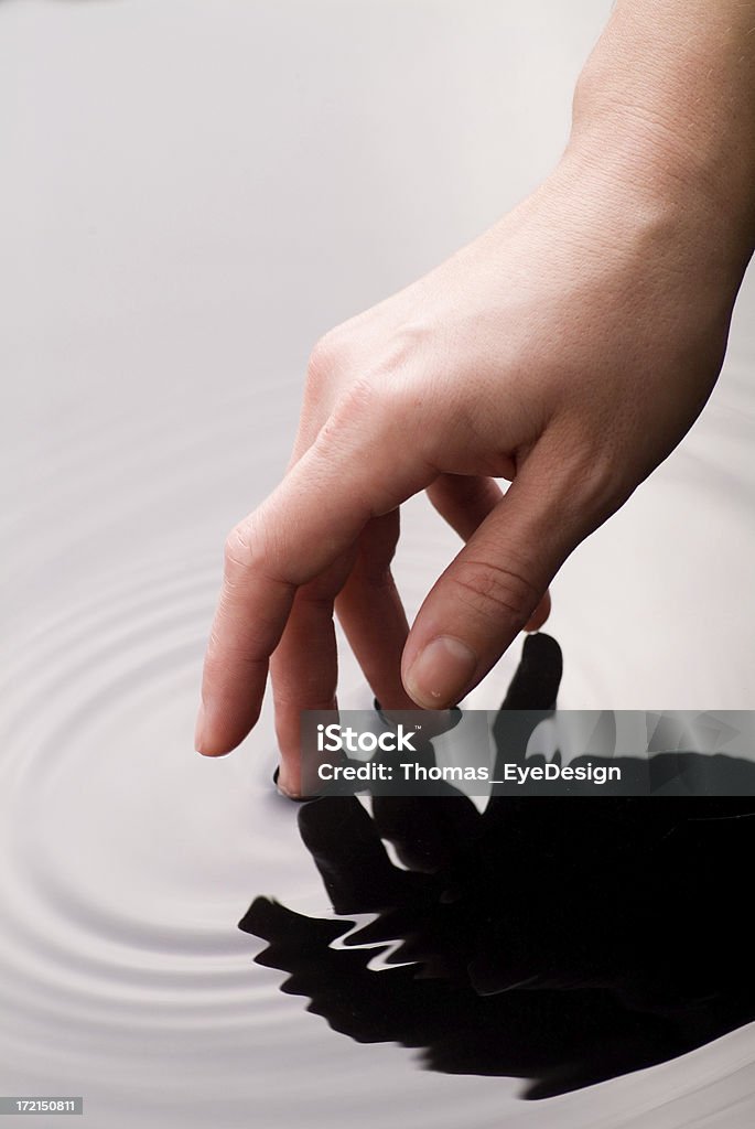 Mão tocando água series - Foto de stock de Adulto royalty-free