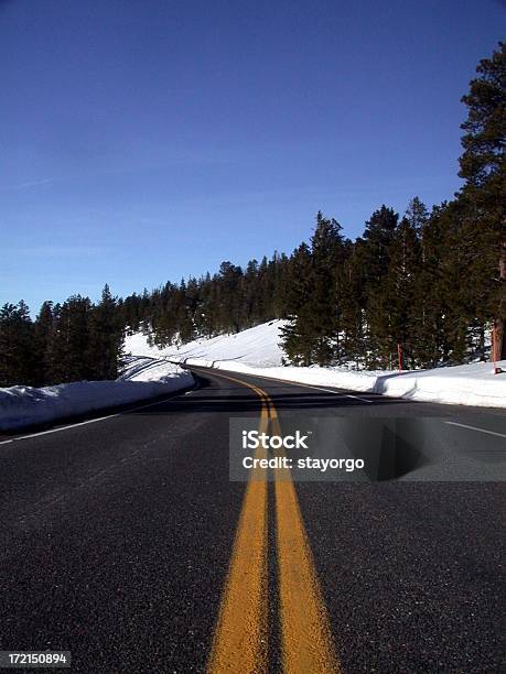 Estrada De Inverno - Fotografias de stock e mais imagens de Aberto - Aberto, Alfalto, Ao Ar Livre