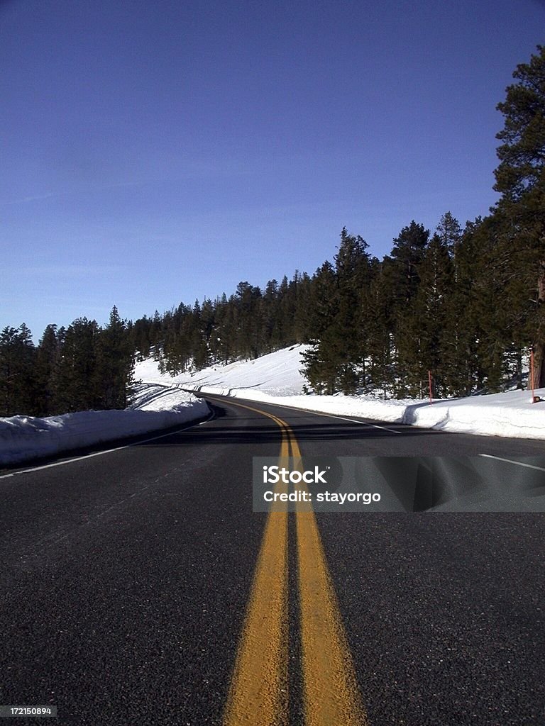 Winter Road - Стоковые фото Автострада роялти-фри