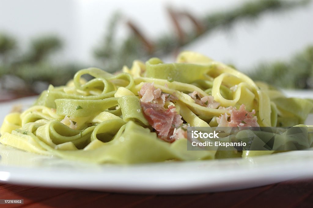 Tagliatelle Paglia e Fieno al Prosciutto Cotto - Foto stock royalty-free di Albero