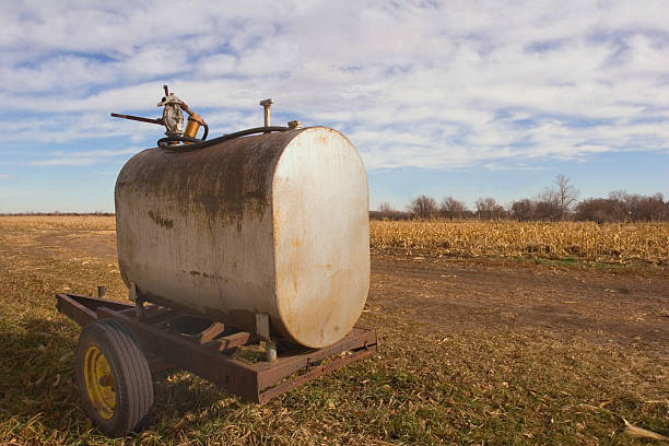 zbiornik paliwa - fuel storage tank fossil fuel farm refueling zdjęcia i obrazy z banku zdjęć