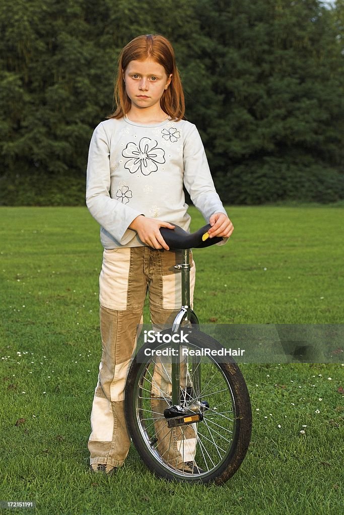 외바퀴 자전거를 탈 여자아이 - 로열티 프리 외발자전거 스톡 사진