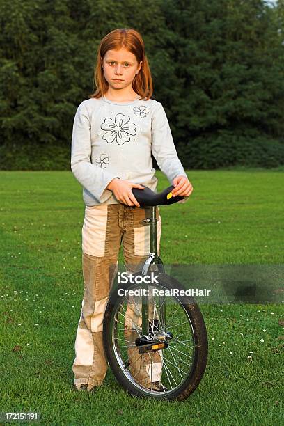 외바퀴 자전거를 탈 여자아이 외발자전거에 대한 스톡 사진 및 기타 이미지 - 외발자전거, 개념, 개인 경기