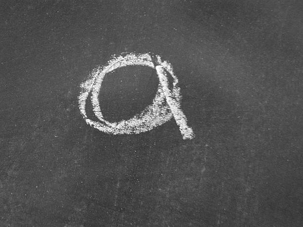 alfabeto-a-chalk - blackboard letter letterform writing - fotografias e filmes do acervo