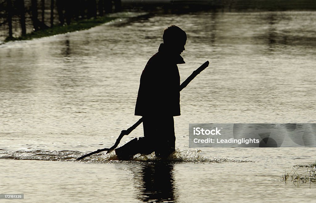 Niño jugando en la difusión de agua - Foto de stock de Inundación libre de derechos