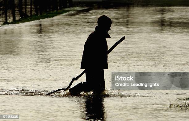 Photo libre de droit de Inondation Enfant Jouant Dans Leau banque d'images et plus d'images libres de droit de Inondation - Inondation, Enfant, Branche - Partie d'une plante