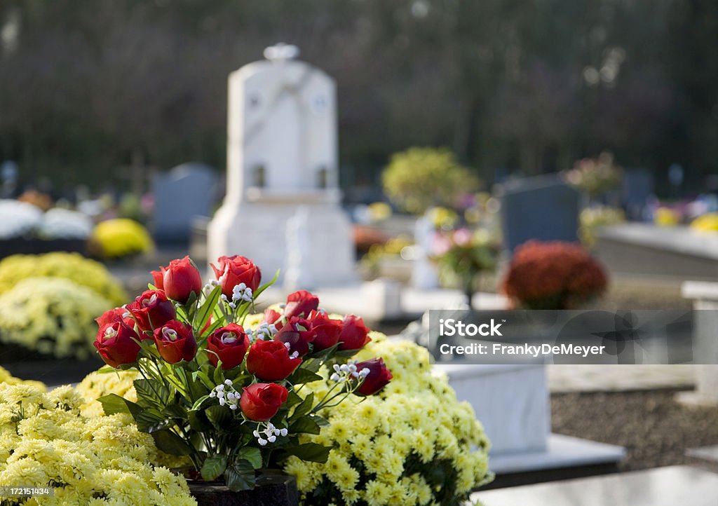 Ruhige Szene am Friedhof Blumen - Lizenzfrei Begräbnisstätte Stock-Foto