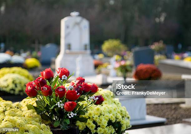 Ruhige Szene Am Friedhof Blumen Stockfoto und mehr Bilder von Begräbnisstätte - Begräbnisstätte, Belgien, Beneluxländer