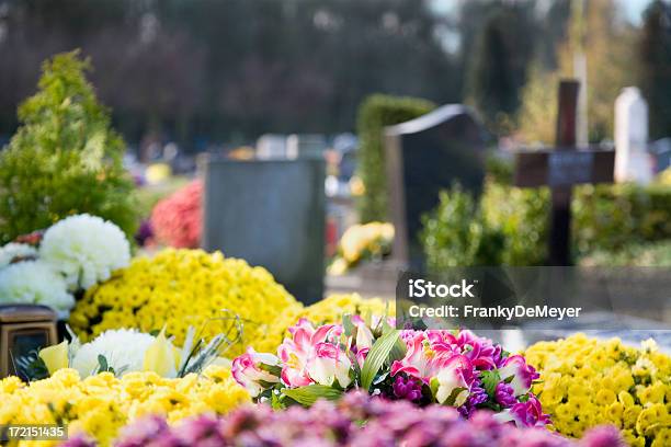 Foto de Tranquilo Cenário Do Cemitério Flor e mais fotos de stock de Cemitério - Cemitério, Sepultura - Cemitério, Flor