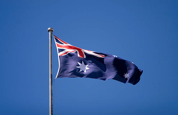 australische flagge - canberra parliament building australian culture government stock-fotos und bilder