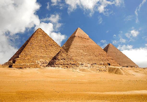 удивительные пирамиды гизы - pyramid of chephren стоковые фото и изображения