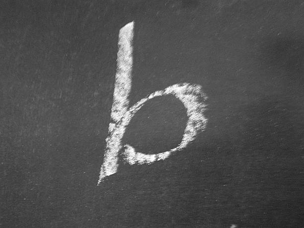 alfabeto-b-chalk - blackboard letter letterform writing - fotografias e filmes do acervo