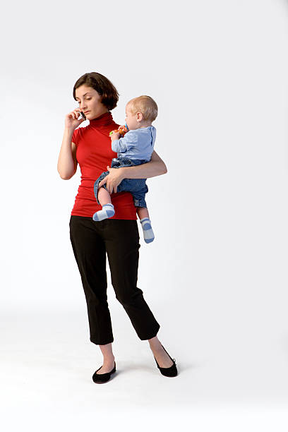 Mujer en el teléfono móvil de retención bebé - foto de stock