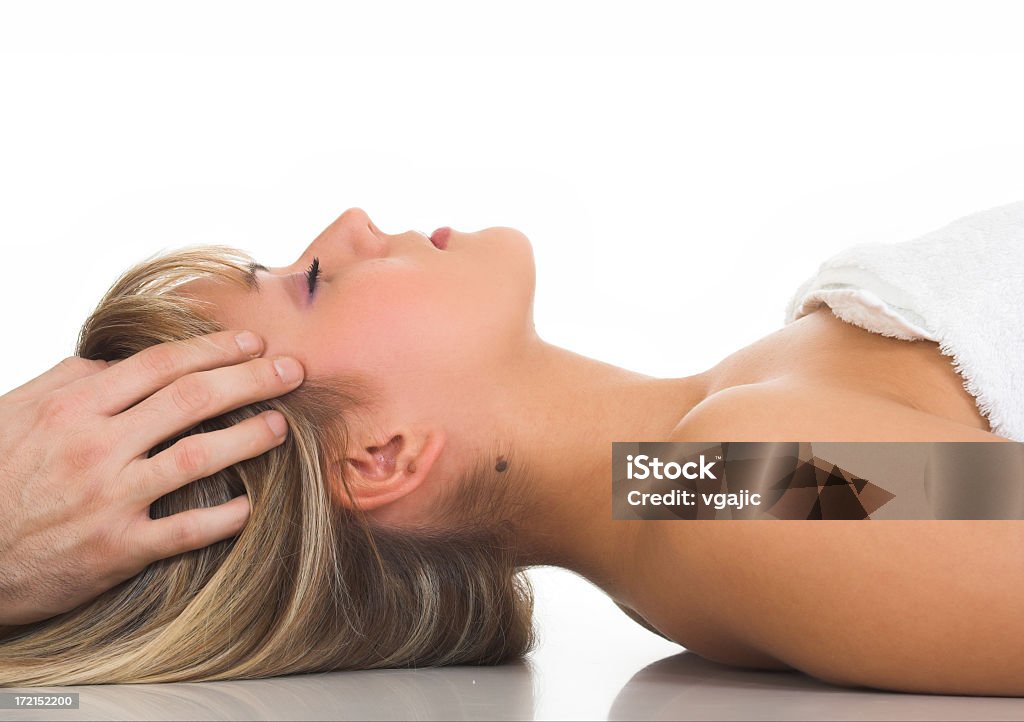 massage de la tête - Photo de 20-24 ans libre de droits