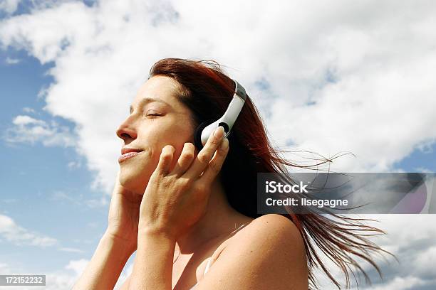 女性の音楽を聞きながら屋外 - ヘッドフォンのストックフォトや画像を多数ご用意 - ヘッドフォン, 屋外, 聞く