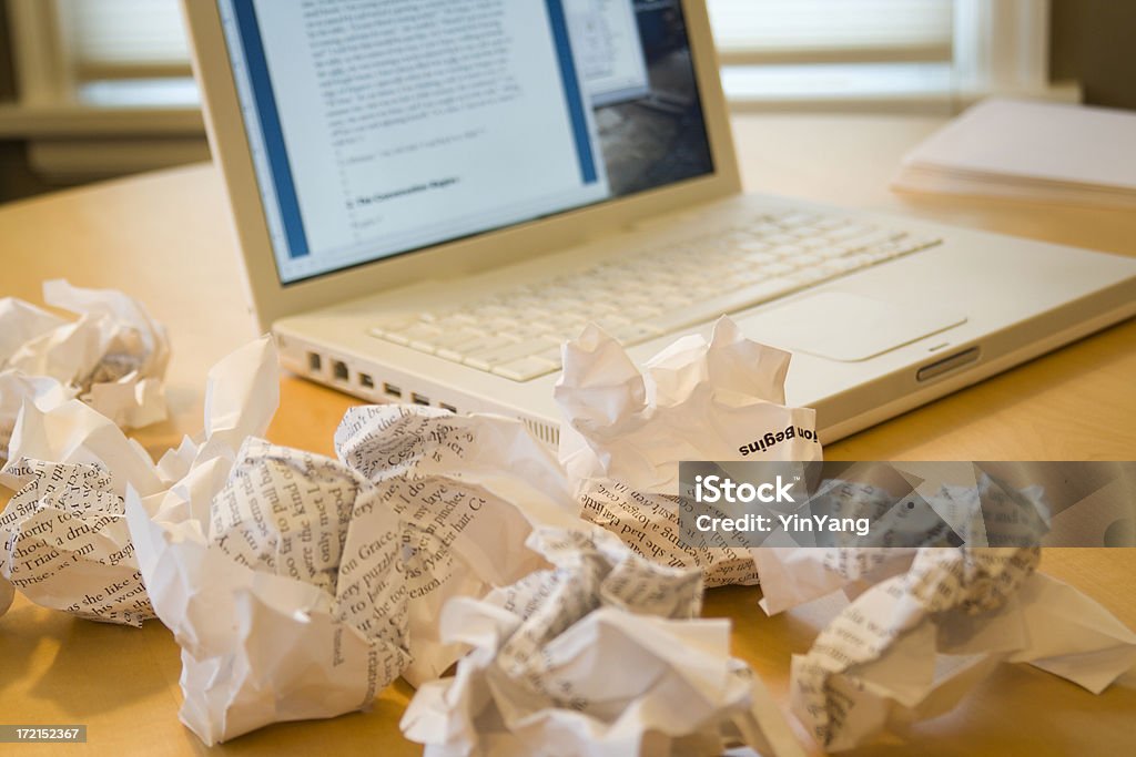 ¿Te has quedado en blanco o escribir frustración por computadora portátil, papel arrugado - Foto de stock de Papel arrugado libre de derechos