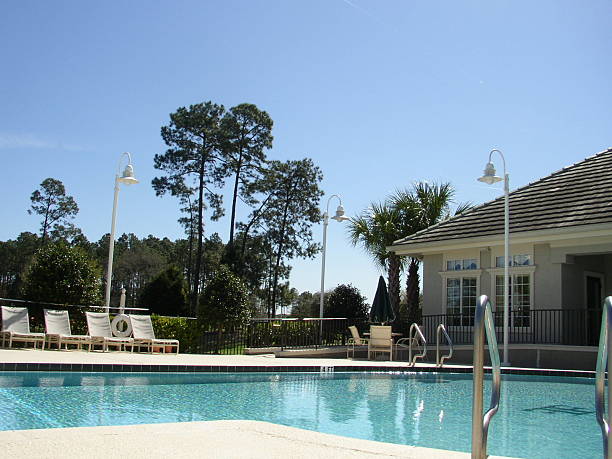 a bordo piscina - motel swimming pool resort swimming pool tourist resort foto e immagini stock