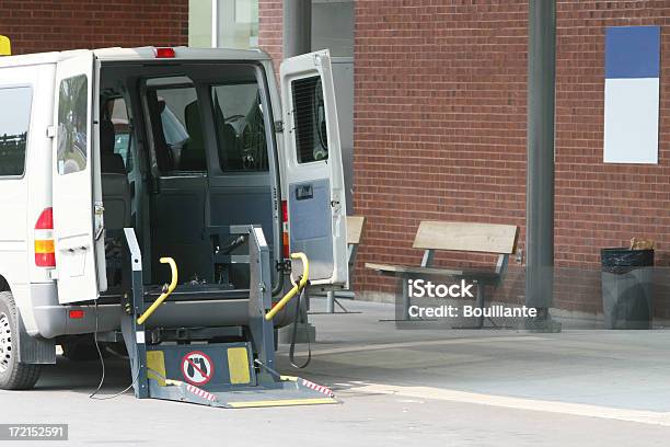 Espera Para Silla De Ruedas Foto de stock y más banco de imágenes de Transporte - Transporte, Diversidad funcional, Minifurgoneta