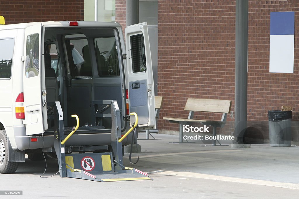 Attente pour le fauteuil roulant - Photo de Transport libre de droits