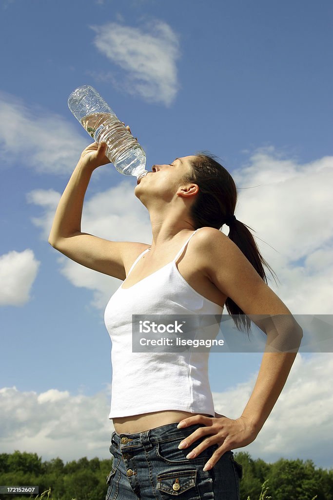 Donna acqua potabile - Foto stock royalty-free di Abbigliamento casual