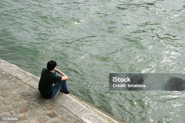 Sitzt Am Ufer Der Seine Stockfoto und mehr Bilder von Am Rand - Am Rand, Fluss Seine, Abgeschiedenheit