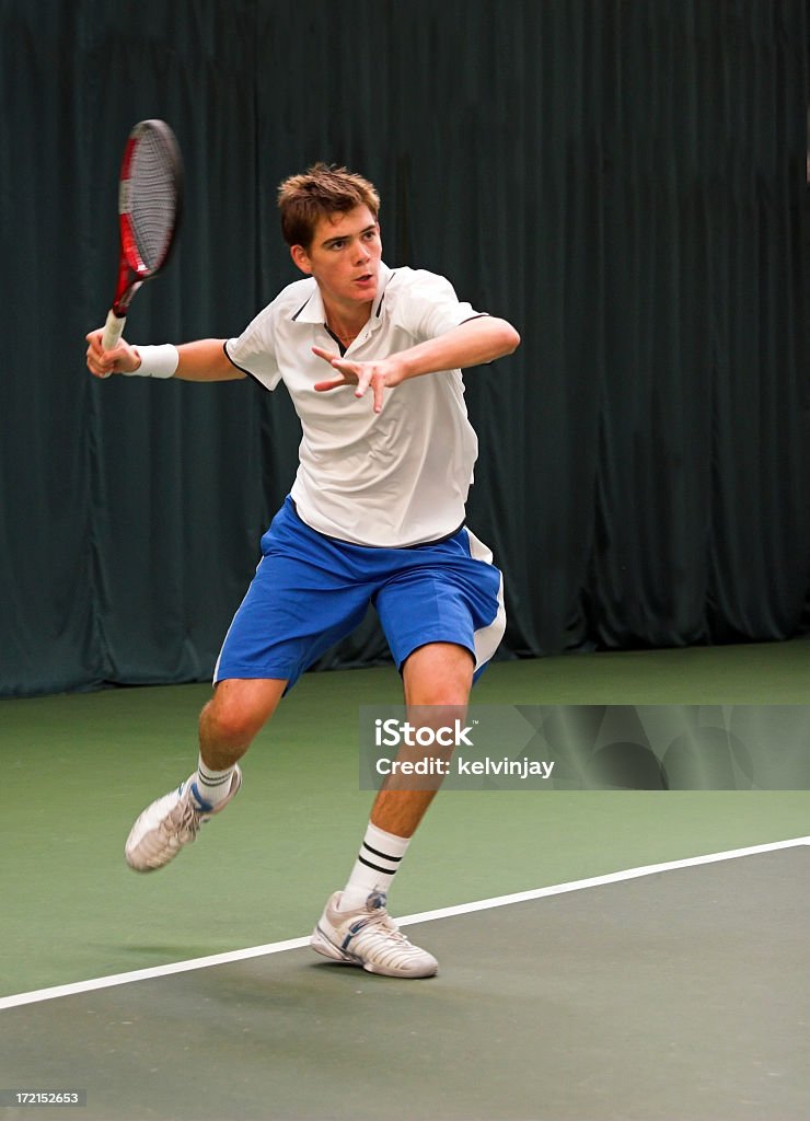 Młody człowiek gry Tenis kryty meczu - Zbiór zdjęć royalty-free (Tenis)