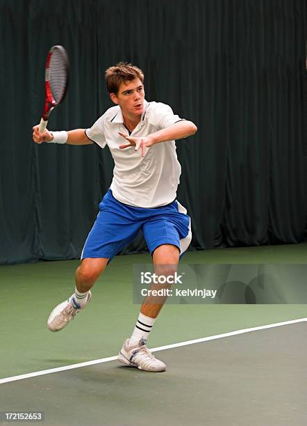 Młody Człowiek Gry Tenis Kryty Meczu - zdjęcia stockowe i więcej obrazów Tenis - Tenis, Nastolatek, W domu
