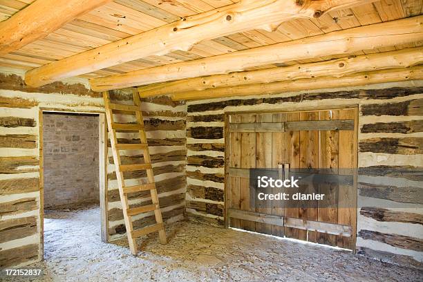 Innenansicht Der Blockhütte Stockfoto und mehr Bilder von Holzstamm - Holzstamm, Innenaufnahme, Wand