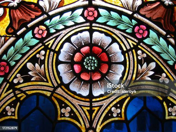 Buntglasdetail Stockfoto und mehr Bilder von Buntglas - Buntglas, Kirche, Blume