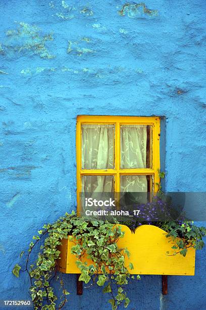 노란색 창쪽 블루 퍼사드 시골집에 대한 스톡 사진 및 기타 이미지 - 시골집, 파란색, 아일랜드 문화
