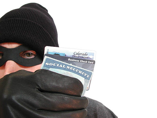 le vol d'identité: voleur masqué a permis de conduire et la carte de sécurité sociale - social security card drivers license social security color image photos et images de collection