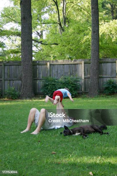 Ora Di Gioco - Fotografie stock e altre immagini di Cane - Cane, Famiglia, Giardino domestico